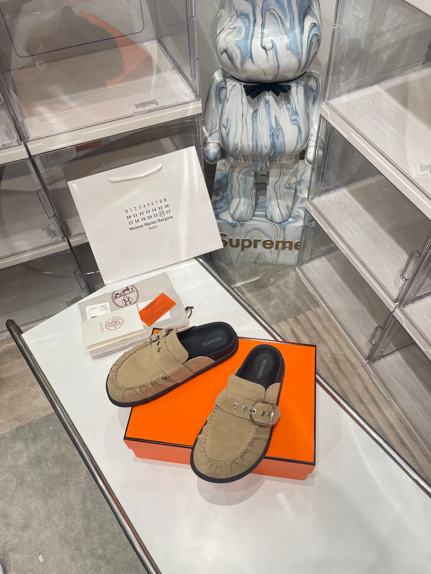 [H Family Hermès] P: 540💰 Size: Male 39-44 (45 46 customized) Female 35-40 (41 42 customized) HERMES Hermès latest kelly buckle couple style Birkenstock slippers, classic family language design! It looks good no matter how you match it! Casual and high-end feeling, the comfort is also great, paired with a variety of colorful socks, it gives a trendy and high-end feel ●Upper: imported cow suede ●Inner: imported sheepskin ●Foot pads: imported mixed sheepskin ●Outsole: Tpu non-slip and wear-resistant outsole
